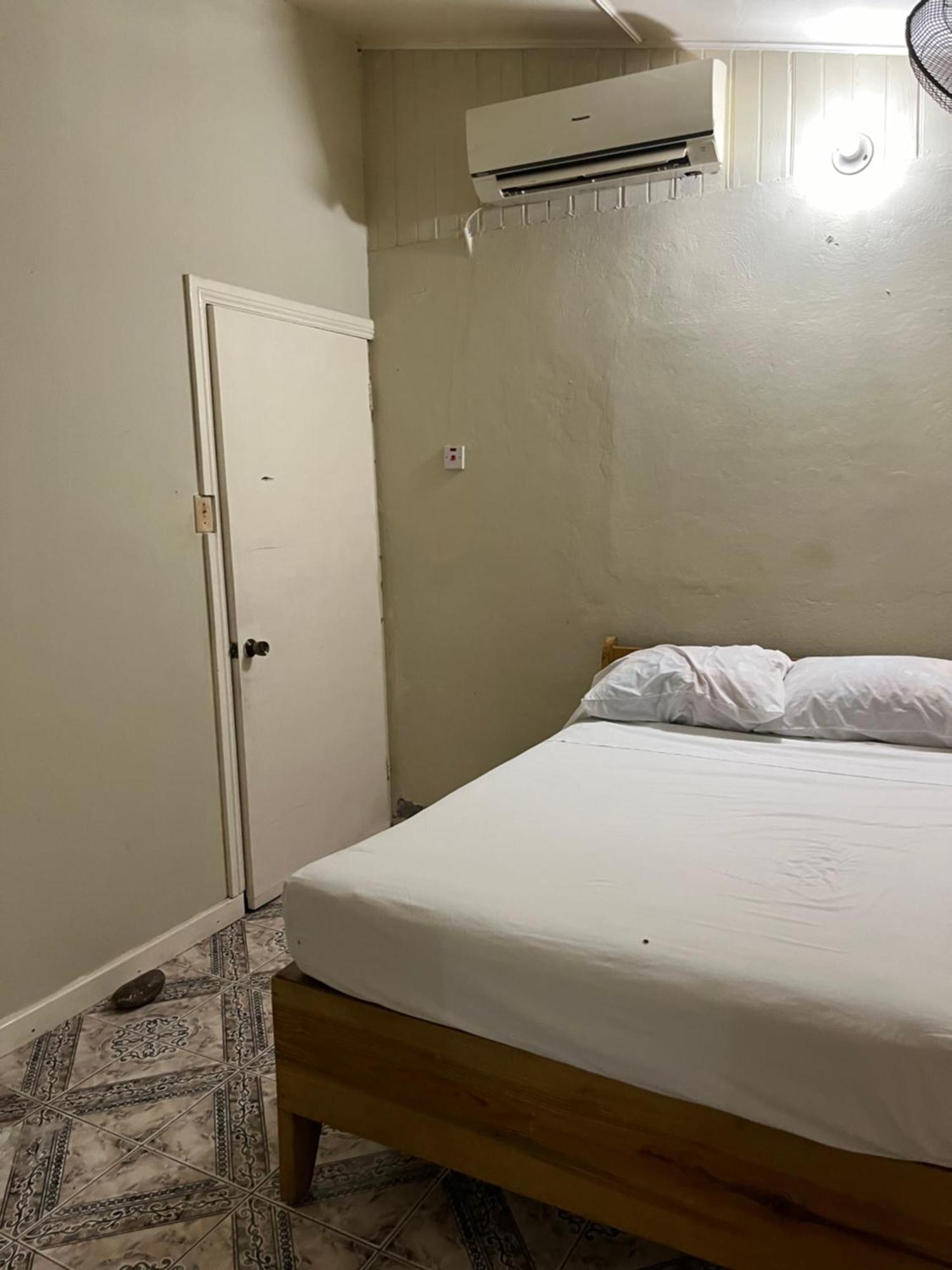 Andre'S Guest House 네그릴 객실 사진